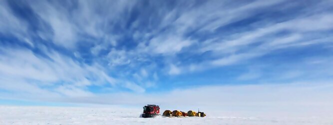 Last Minute beliebtes Urlaubsziel – Antarktis - Null Bewohner, Millionen Pinguine und feste Dimensionen. Am südlichen Ende der Erde, wo die Sonne nur zwischen Frühjahr und Herbst über dem Horizont aufgeht, liegt der 7. Kontinent, die Antarktis. Riesig, bis auf ein paar Forscher unbewohnt und ohne offiziellen Besitzer. Eine Welt, die überrascht, bevor Sie sie sehen. Deshalb ist ein Besuch definitiv etwas für die Schatzkiste der Erinnerung und allein die Ausmaße dieser Destination sind eine Sache für sich. Du trittst aus deinem gemütlichen Hotelzimmer und es begrüßt dich die warme italienische Sonne. Du blickst auf den atemberaubenden Gardasee, der in zahlreichen Blautönen schimmert - von tiefem Dunkelblau bis zu funkelndem Türkis. Majestätische Berge umgeben dich, während die Brise sanft deine Haut streichelt und der Duft von blühenden Zitronenbäumen deine Nase kitzelt. Du schlenderst die malerischen, engen Gassen entlang, vorbei an farbenfrohen, blumengeschmückten Häusern. Vereinzelt unterbricht das fröhliche Lachen der Einheimischen die friedvolle Stille. Du fühlst dich wie in einem Traum, der nicht enden will. Jeder Schritt führt dich zu neuen Entdeckungen und Abenteuern. Du probierst die köstliche italienische Küche mit ihren frischen Zutaten und verführerischen Aromen. Die Sonne geht langsam unter und taucht den Himmel in ein leuchtendes Orange-rot - ein spektakulärer Anblick.